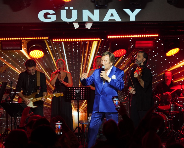 Soua Ramen Scak Bir Gece: Erol Evgin Ve Akn Nur Yengi Günayda Büyüledi  Günay stanbulda Müzik Ve Zarafet Bir Aradayd